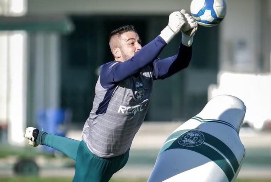 renovacao-de-contrato3A-gabriel-leite-permanece-no-coritiba-para-temporada-de-2026