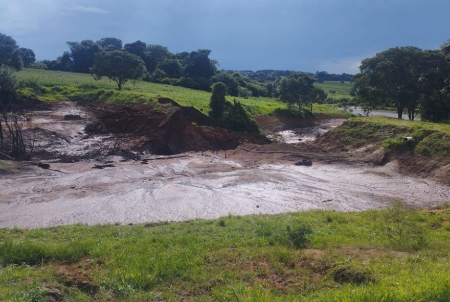 represa-rompida-arrasta-gado-em-goias3A-cenario-de-emergencia-em-caldazinha