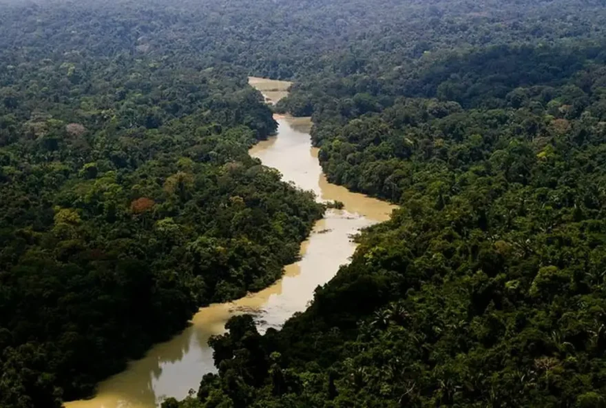 59% da população na região amazônica vive em municípios com presença marcantes de facções criminosas