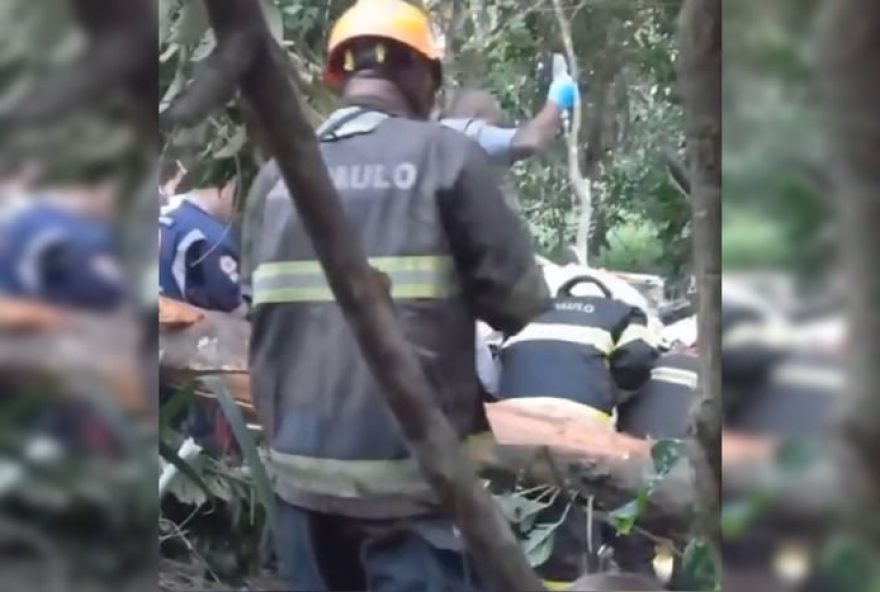 resgate-das-vitimas-do-aviao-que-caiu-no-litoral-de-sp3A-video-impressionante