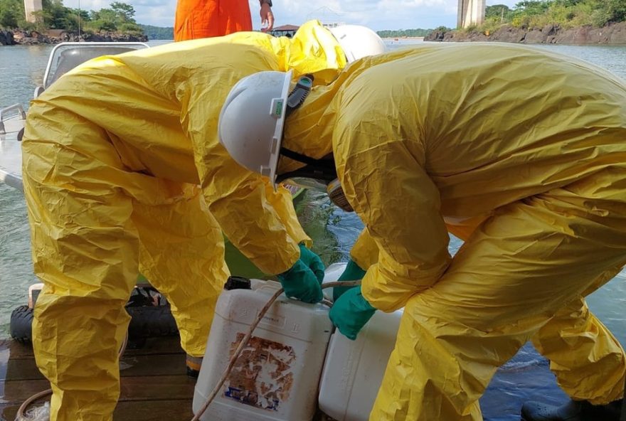 resgate-de-agrotoxicos-do-rio-tocantins-apos-queda-de-ponte3A-10-bombonas-retiradas-e-buscas-por-desaparecidos-continuam