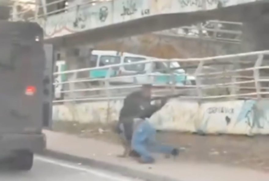resgate-heroico-em-tiroteio-na-mare3A-policial-salva-homem-no-meio-do-confronto