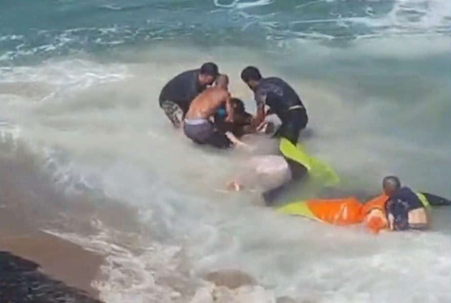 resgate-heroico3A-mulher-e-salva-apos-queda-de-parapente-no-mar-em-caraguatatuba