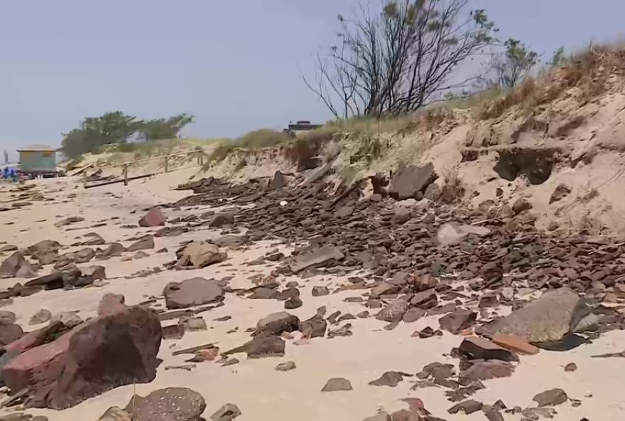 residuos-de-asfalto-invadem-areia-em-atlantida-sul2C-rs-risco-para-banhistas residuos-de-asfalto-invadem-areia-em-atlantida-sul2C-rs-risco-para-banhistas