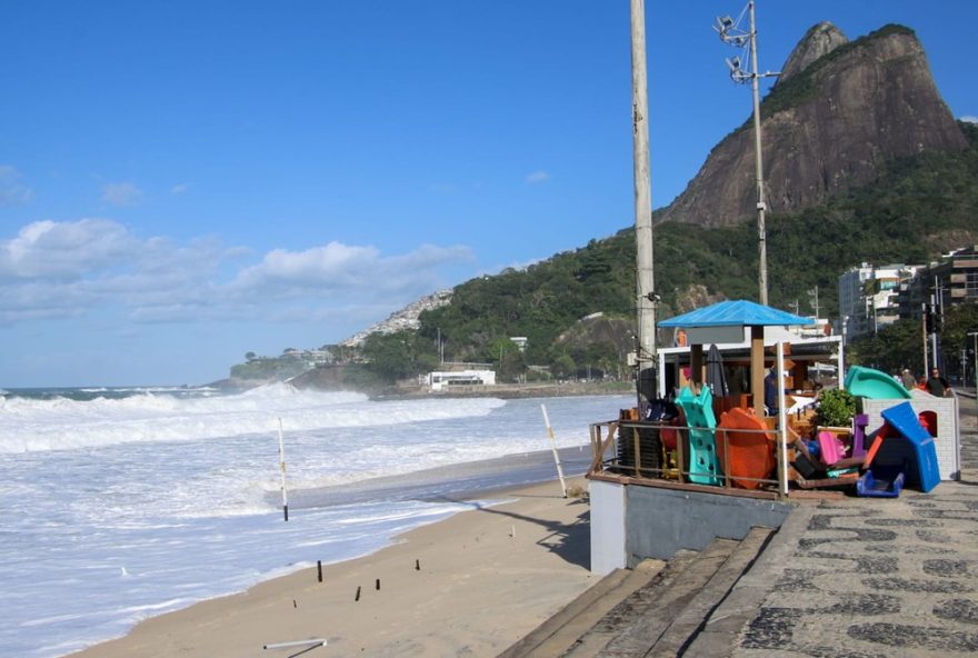 ressaca-avanca-pelo-calcadao-na-zona-sul-do-rio-pelo-2o-dia3B-marinha-preve-ondas-de-ate-4-metros