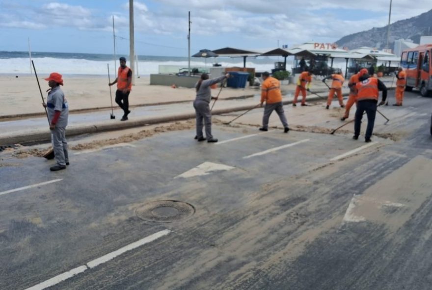 ressaca-interdita-faixas-do-leblon-com-ondas-de-ate-32C5-metros-no-rj3A-medidas-de-seguranca-necessarias