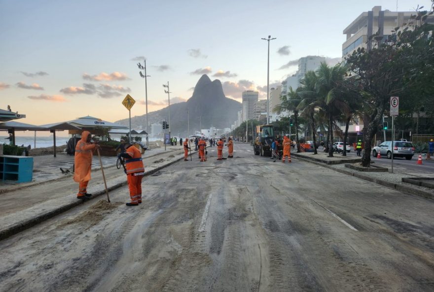 ressaca-no-leblon3A-orla-interditada-por-24h-e-danos-causados-pelo-mar