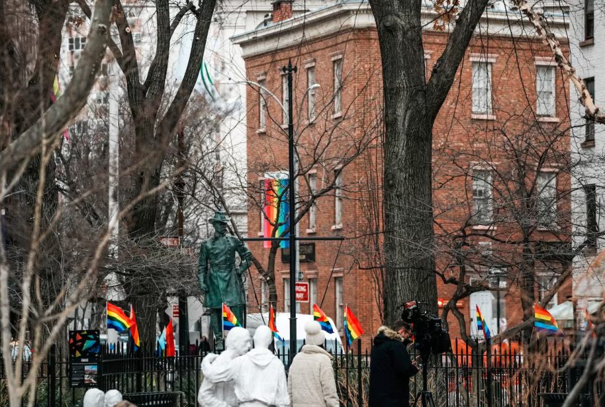 retirada-da-bandeira-lgbtq2B-em-stonewall3A-critica-ao-governo-trump-e-os-direitos-da-comunidade-lgbtqia2B retirada-da-bandeira-lgbtq2B-em-stonewall3A-critica-ao-governo-trump-e-os-direitos-da-comunidade-lgbtqia2B