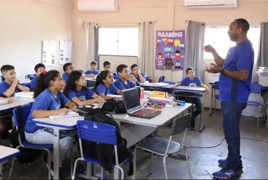 retorno-as-aulas3A-300-mil-alunos-no-para-iniciam-segundo-semestre