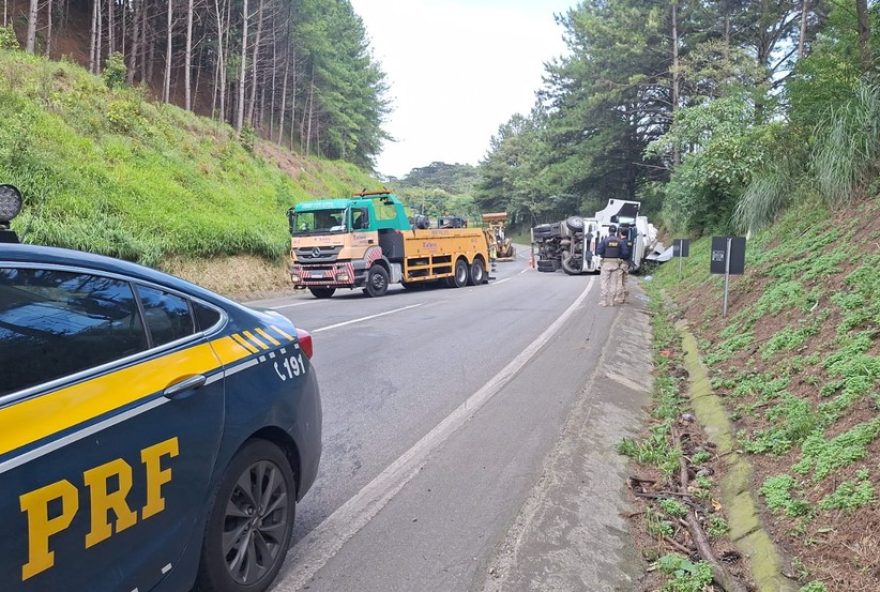 retroescavadeira-quebra-ao-destombar-caminhao2C-causando-20-km-de-fila-na-br-3762C-parara