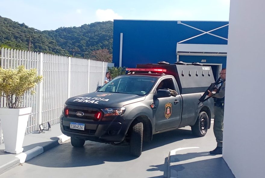 reus-chegam-na-secretaria-municipal-para-julgamento-de-tentativa-de-homicidio-em-guararema reus-chegam-na-secretaria-municipal-para-julgamento-de-tentativa-de-homicidio-em-guararema