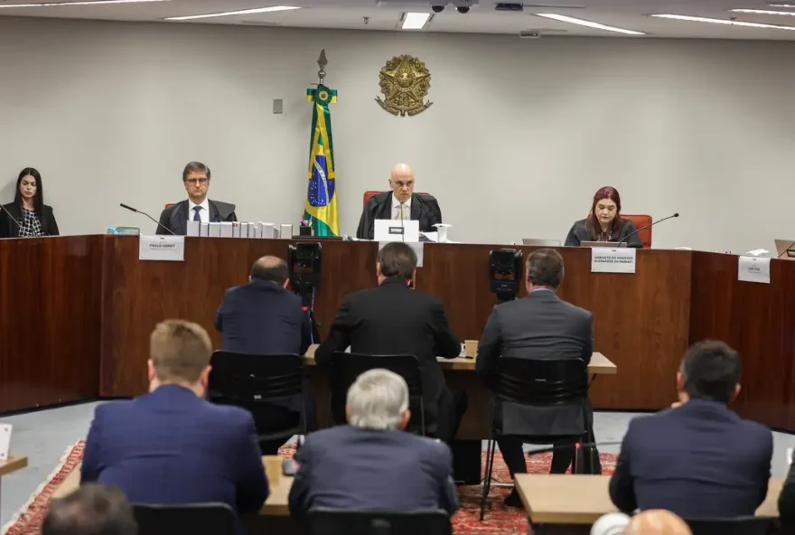 reus-da-trama-golpista-recorreram-a-manobras-para-atrasar-julgamento-no-stf3B-entenda
