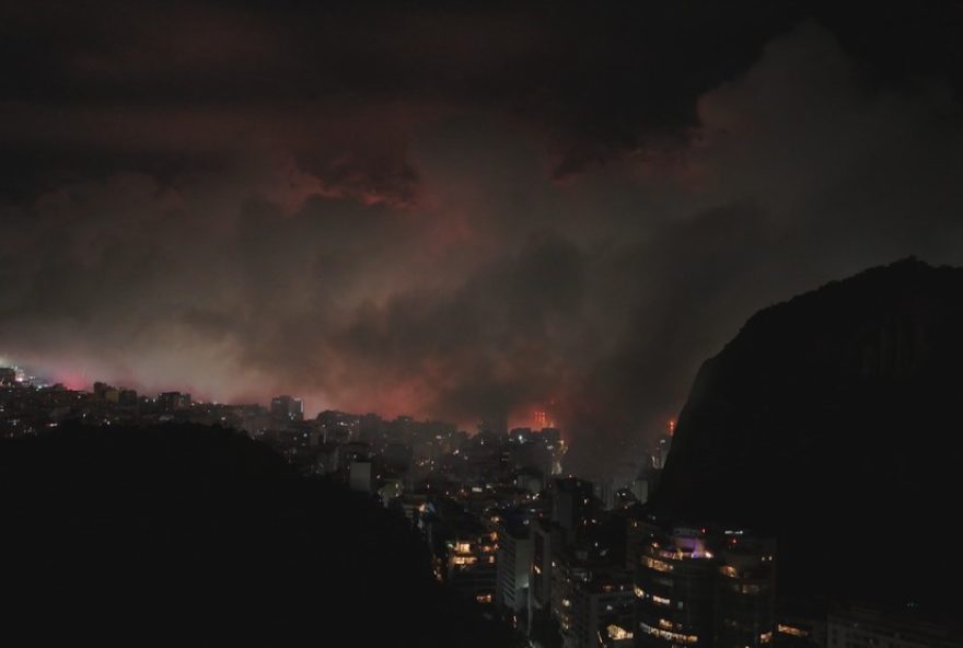 reveillon-de-copacabana-20223A-espetaculo-de-fogos-marcado-por-brilho2C-mas-ofuscado-pela-fumaca