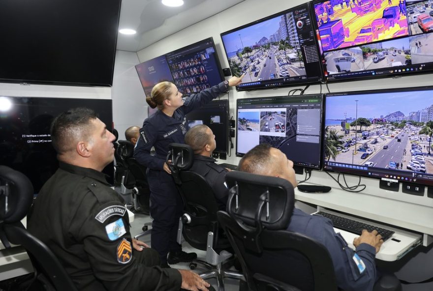 reveillon-de-copacabana3A-maior-do-mundo-com-shows-e-fogos-de-artificio-surpreendentes.-drones2C-artistas-renomados-e-seguranca-reforcada reveillon-de-copacabana3A-maior-do-mundo-com-shows-e-fogos-de-artificio-surpreendentes.-drones2C-artistas-renomados-e-seguranca-reforcada