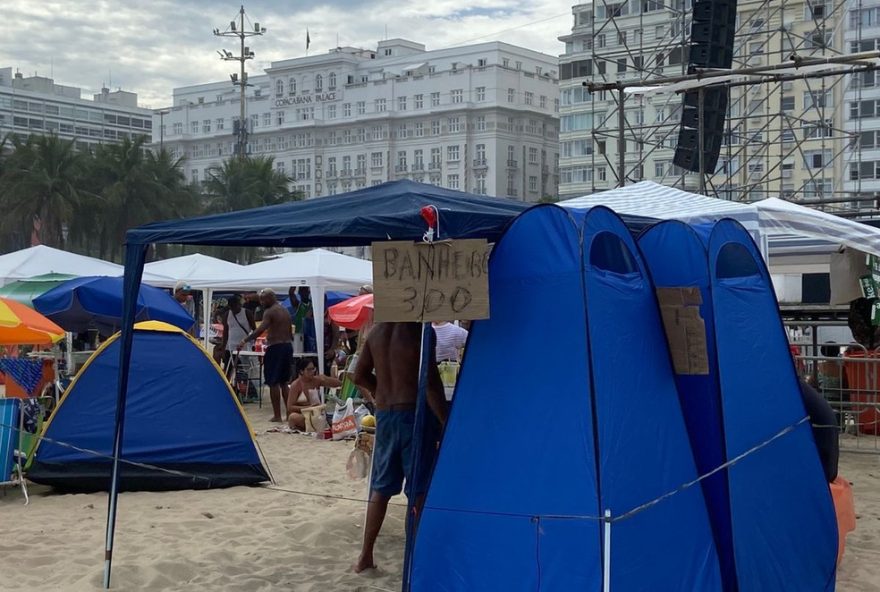 reveillon-em-copacabana3A-alternativa-de-banheiro-movel-na-praia-por-r243 reveillon-em-copacabana3A-alternativa-de-banheiro-movel-na-praia-por-r243