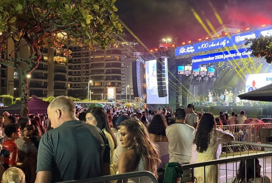 reveillon-em-florianopolis-20263A-show-de-fogos-na-beira-mar-e-100-anos-da-ponte-hercilio-luz.-raca-negra-e-dilsinho-agitaram-a-festa reveillon-em-florianopolis-20263A-show-de-fogos-na-beira-mar-e-100-anos-da-ponte-hercilio-luz.-raca-negra-e-dilsinho-agitaram-a-festa