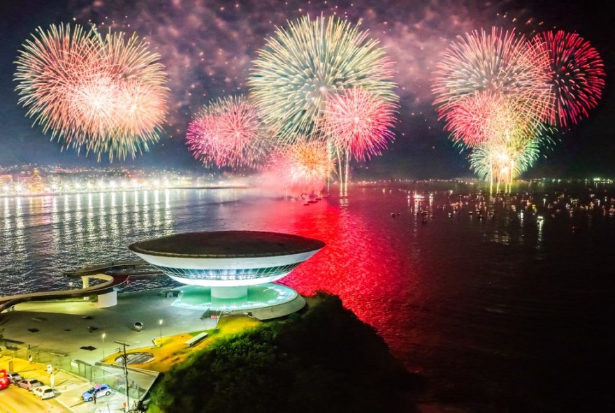 reveillon-em-icarai2C-niteroi3A-shows2C-fogos-e-publico-recorde-de-700-mil-pessoas reveillon-em-icarai2C-niteroi3A-shows2C-fogos-e-publico-recorde-de-700-mil-pessoas