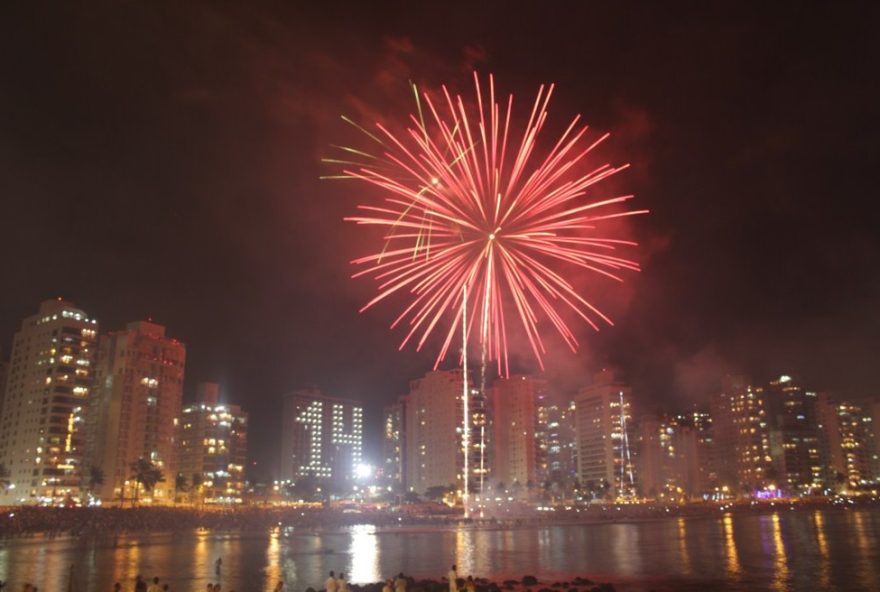 reveillon-guaruja2C-sp3A-20-minutos-queima-de-fogos-em-3-pontos-da-cidade