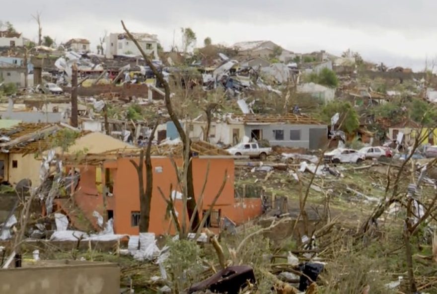 rio-bonito-do-iguacu3A-tornado-deixa-9025-da-cidade-destruida-e-decretacao-de-calamidade-publica.-cidade-em-estado-de-urgencia-com-mais-de-600-feridos-e-seis-mortos