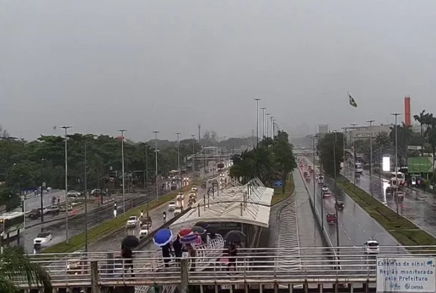 rio-de-janeiro-em-estagio-2-chuvas-e-ventos-fortes-causam-transtornos-na-cidade rio-de-janeiro-em-estagio-2-chuvas-e-ventos-fortes-causam-transtornos-na-cidade