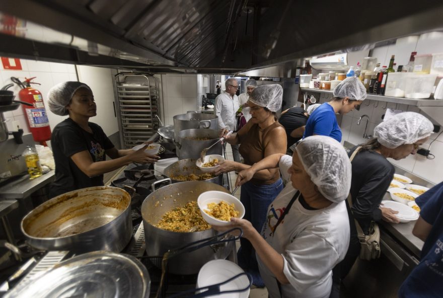 rio-de-janeiro-solidario-ong-corrente-do-bem-e-famosos-se-unem-por-um-natal-mais-humano rio-de-janeiro-solidario-ong-corrente-do-bem-e-famosos-se-unem-por-um-natal-mais-humano