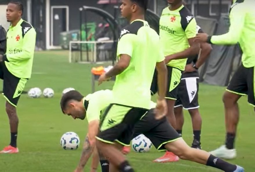 riquelme-e-reintegrado-ao-elenco-principal-do-vasco3A-saiba-mais-sobre-o-retorno-do-lateral-aos-treinos-com-fernando-diniz.-acompanhe-as-novidades-no-ge-vasco