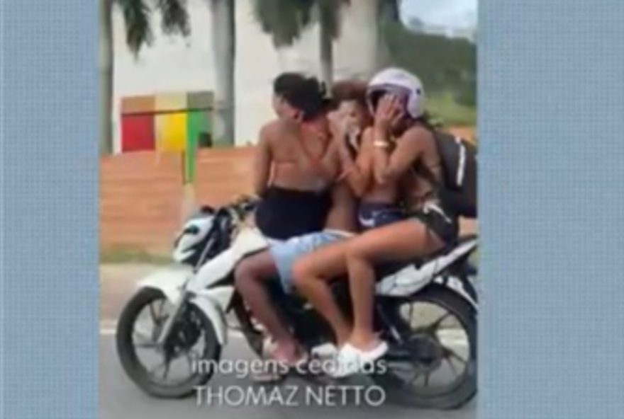 riscos-no-transito-do-rio3A-moto-com-4-pessoas-e-carro-com-carga-gigante-flagrantes-e-consequencias-da-imprudencia riscos-no-transito-do-rio3A-moto-com-4-pessoas-e-carro-com-carga-gigante-flagrantes-e-consequencias-da-imprudencia