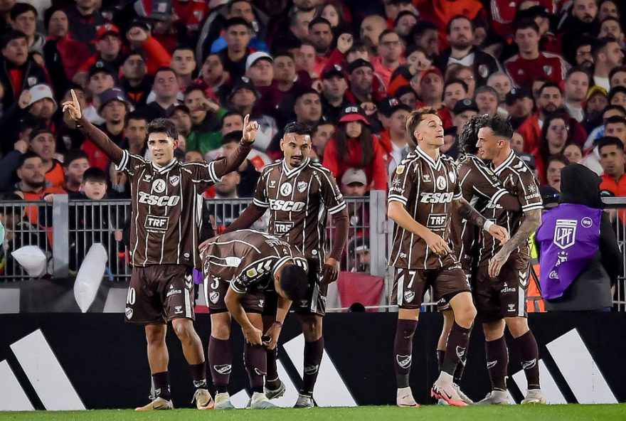 river-plate-e-eliminado-nos-penaltis-pelo-platense-no-campeonato-argentino