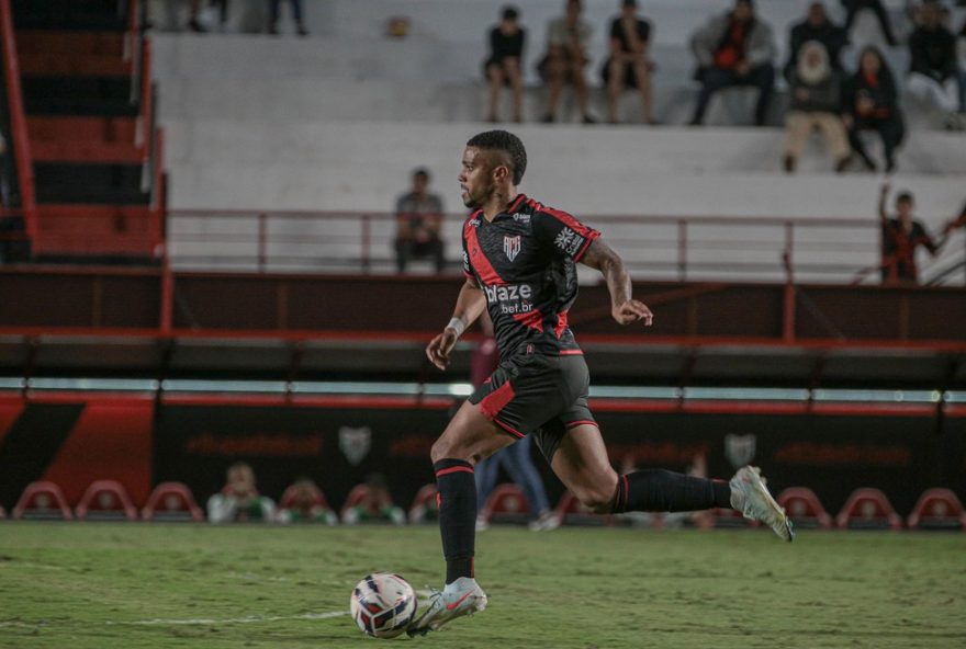 robert-mira-sequencia-de-vitorias-no-atletico-go-na-busca-pelo-g-4-da-serie-b