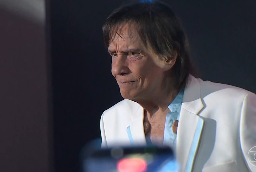 roberto-carlos-sofre-incidente-com-cadillac2C-mas-passa-bem roberto-carlos-sofre-incidente-com-cadillac2C-mas-passa-bem