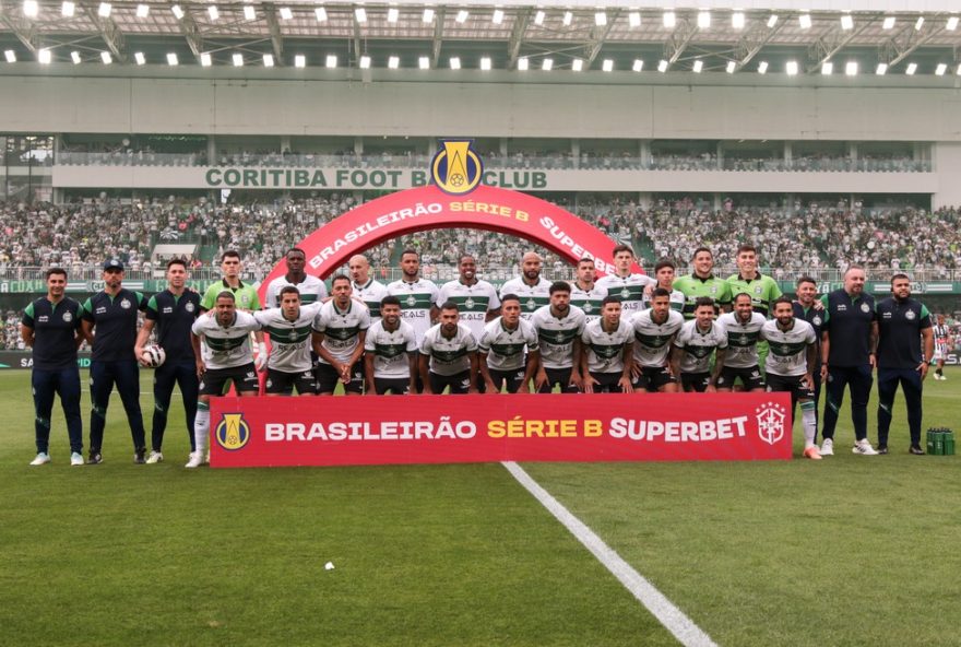 rodada-final-da-serie-b3A-coritiba-x-athletico-pr-disputam-titulo-e-vagas-na-elite2C-enquanto-ultimo-rebaixado-sera-definido PR - CURITIBA - 15/11/2025 - BRASILEIRO B 2025, CORITIBA X ATHLETIC CLUB - Jogadores do Coritiba posam para foto antes na partida contra Athletic Club no estadio Couto Pereira pelo campeonato Brasileiro B 2025. Foto: Robson Mafra/AGIF