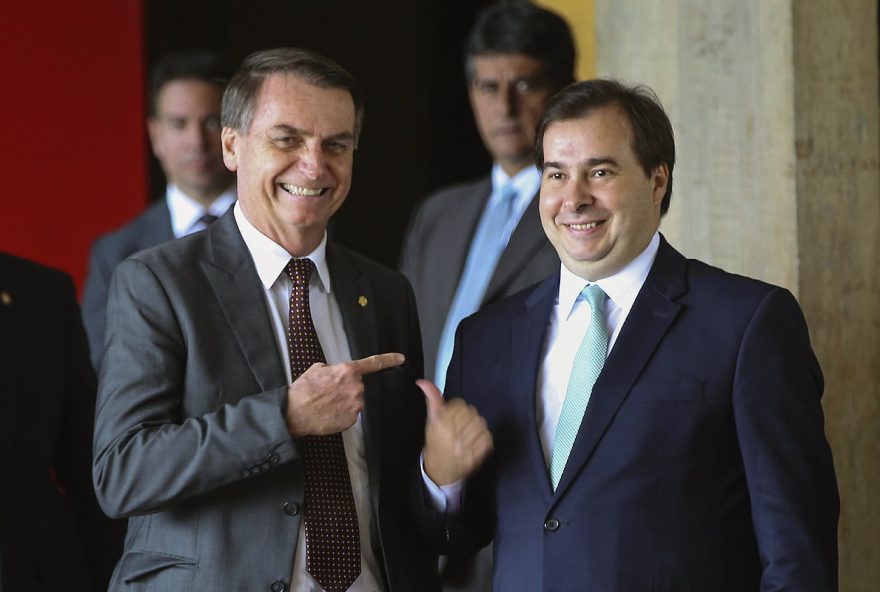 O presidente eleito, Jair Bolsonaro, acompanha o presidente da Câmara dos Deputados, Rodrigo Maia até o carro no CCBB.