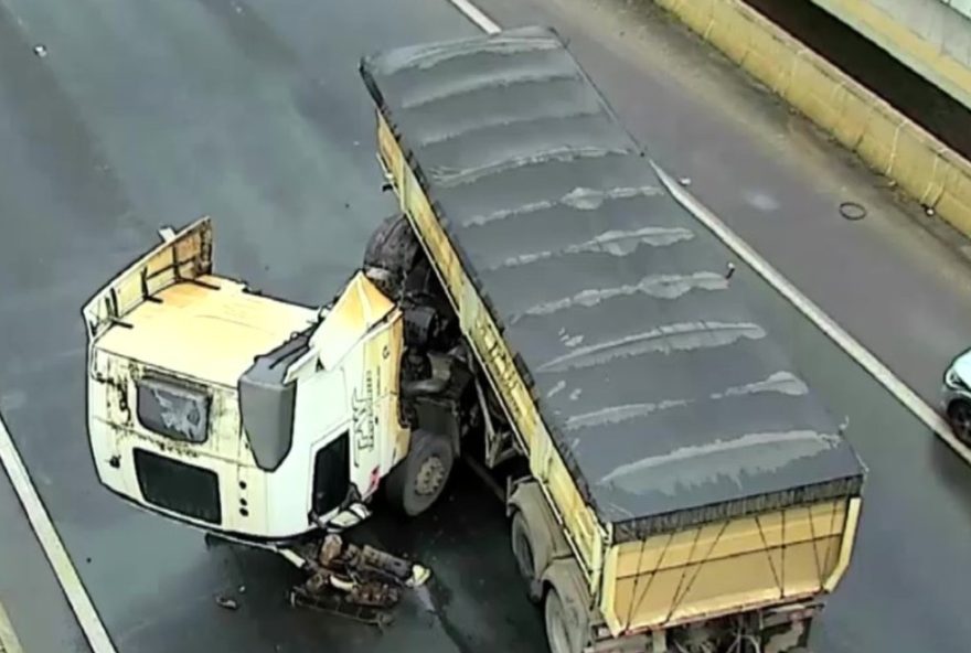 rodovia-dom-pedro-e-interditada-apos-caminhao-bater-na-barreira-em-campinas