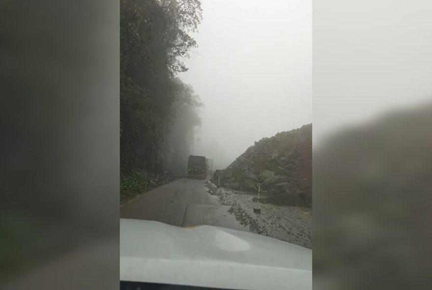 rodovia-serra-dona-francisca-em-meia-pista-apos-detonacao-de-rochas3A-trafego-parcialmente-liberado-em-sc rodovia-serra-dona-francisca-em-meia-pista-apos-detonacao-de-rochas3A-trafego-parcialmente-liberado-em-sc