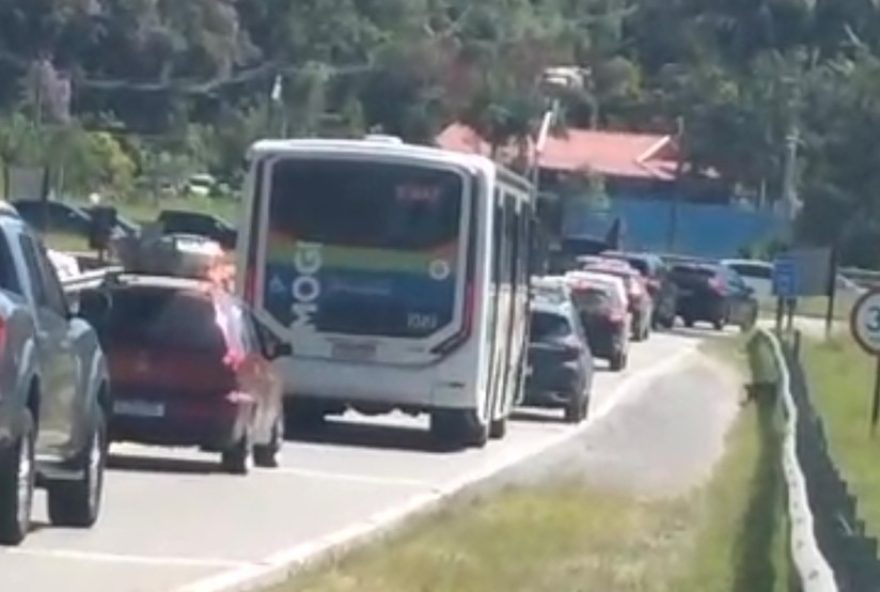 rodovias-mogi-bertioga-e-ayrton-senna-tem-lentidao-de-ate-30-km-no-sabado-de-carnaval