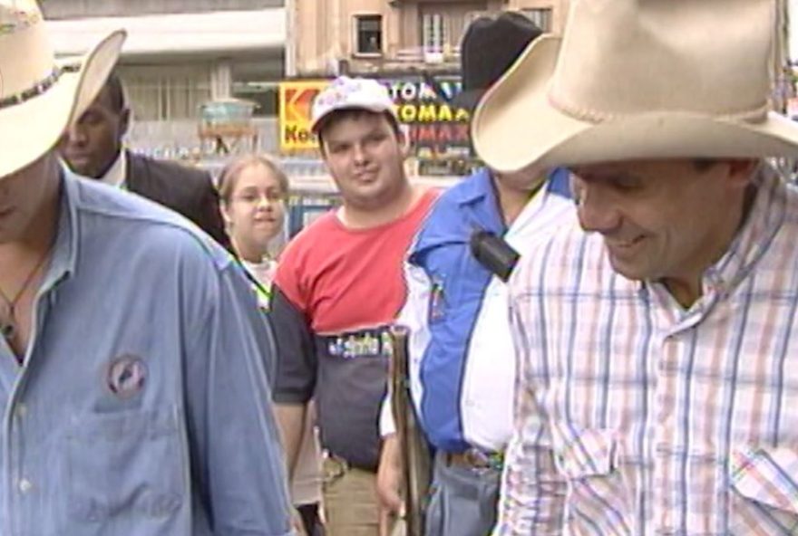 rodrigo-cowboy2C-campeao-do-bbb-em-20022C-e-recebido-com-festa-em-ribeirao-preto3A-relembre-a-carreata-e-a-catira-no-interior-de-sp