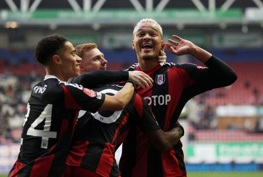 rodrigo-muniz-brilha-com-dois-gols-e-leva-fulham-as-oitavas-da-copa-da-inglaterra