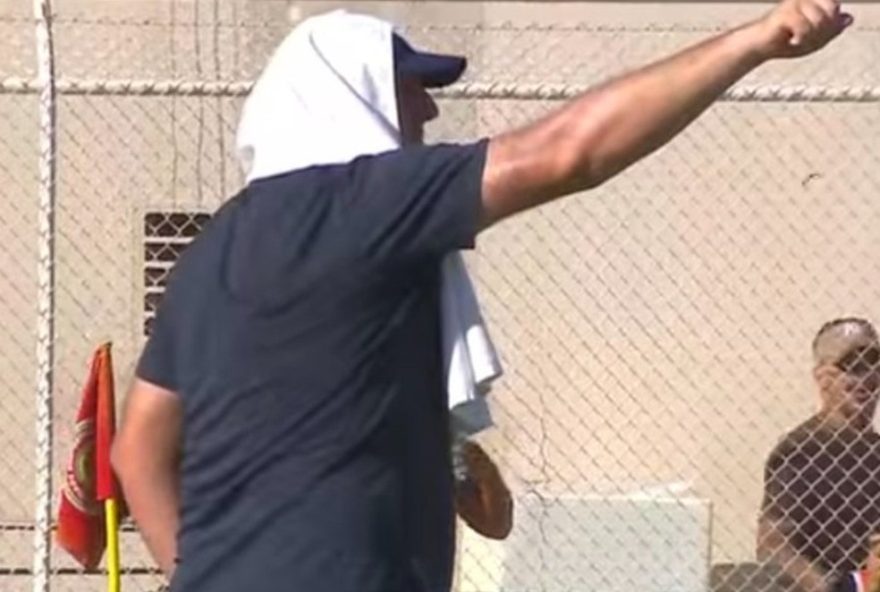 rogerio-ceni-vira-meme-ao-usar-toalha-na-cabeca-para-escapar-do-calor-em-jogo-do-bahia rogerio-ceni-vira-meme-ao-usar-toalha-na-cabeca-para-escapar-do-calor-em-jogo-do-bahia