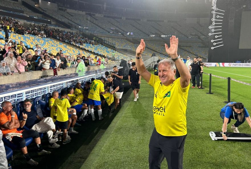 romario-brilha-em-jogo-beneficente-no-maracana3A-brasil-goleia-italia-por-8-a-3