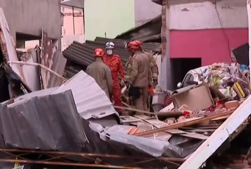 rompimento-de-adutora-causa-tragedia-no-rio3A-idosa-morre-em-desabamento2C-cuidadora-resgatada-sem-ferimentos-concessionaria-aguas-do-rio-em-alerta