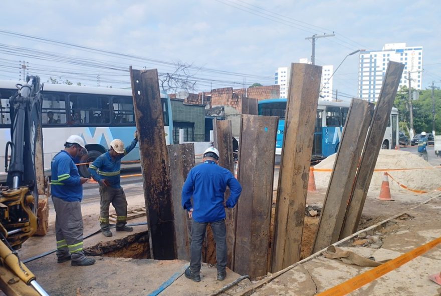 rompimento-de-tubulacao-deixa-rua-parcialmente-interditada-em-manaus3A-confira-os-detalhes