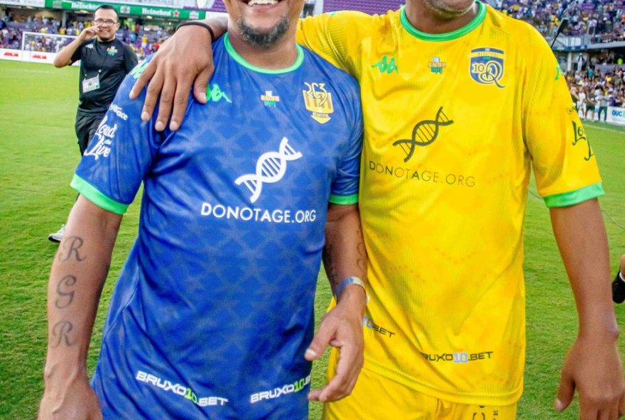 ronaldinho-gaucho-e-roberto-carlos-em-jogo-festivo-com-terry-em-miami