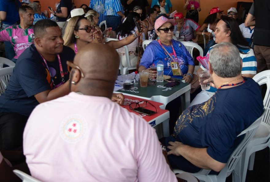 rosas-de-ouro-assume-erro-e-pede-desculpas-pelo-rebaixamento-no-carnaval-20263A-comunidade-desolada-deixa-a-quadra rosas-de-ouro-assume-erro-e-pede-desculpas-pelo-rebaixamento-no-carnaval-20263A-comunidade-desolada-deixa-a-quadra