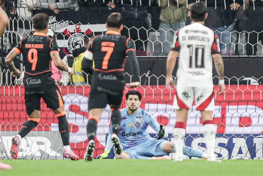 rossi-defende-penalti-de-cavadinha-em-2019-e-repetiu-feito-contra-o-corinthians-em-2025
