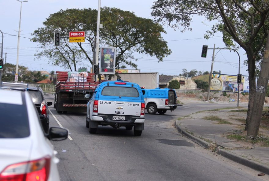 roubo-de-carro-em-escola-durante-confronto-entre-milicianos-e-traficantes-em-antares2C-santa-cruz3A-comunidade-em-alerta