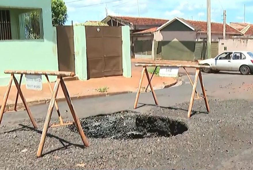 rua-em-sao-joaquim-da-barra2C-sp2C-tem-novo-buraco-de-22C5m-de-profundidade rua-em-sao-joaquim-da-barra2C-sp2C-tem-novo-buraco-de-22C5m-de-profundidade