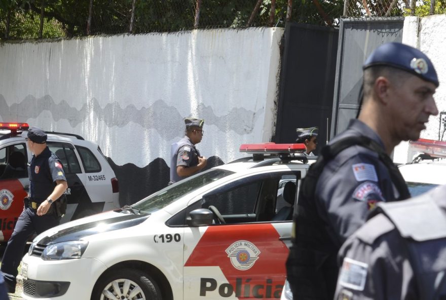 Tiroteio na Escola Estadual Professor Raul Brasil, em Suzano, a 57 quilômetros de São Paulo, deixou mortos e feridos. Segundo a Polícia Militar, dois jovens armados e encapuzados invadiram o colégio e disparam contra os alunos

Foto: Rovena Rosa/Agência Brasil