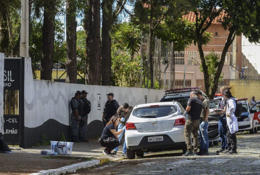 Perícia feita pela polícia civil no carro em que chegaram dois jovens armados e encapuzados que invadiram a Escola Estadual Professor Raul Brasil e disparam contra os alunos, em Suzano, São Paulo.

Foto: Rovena Rosa/Agência Brasil