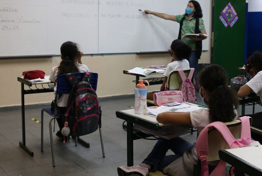 Desiludidos, jovens apostam em profissões melhor remuneradas. Licenciaturas como as de Exatas vêm apresentando menos interessados. (Foto: Rovena Rosa/Agência Brasil)