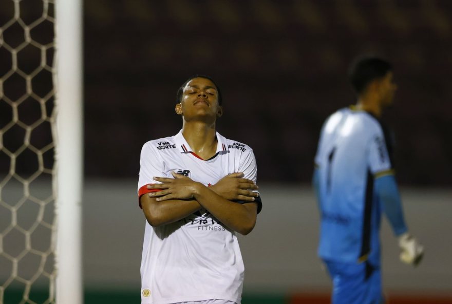 ryan-francisco-marca-dois-gols-de-cavadinha-e-leva-sao-paulo-a-final-da-copinha